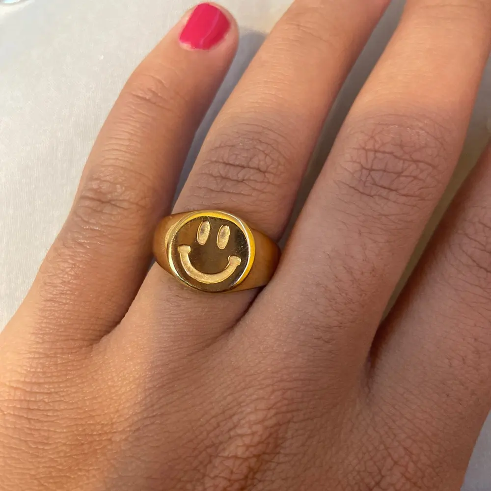แหวนหน้ายิ้มสเตนเลสชุบทอง18K สุดเก๋,แหวนหน้ายิ้มสีทองสุดน่ารักสำหรับผู้หญิงและผู้ชาย