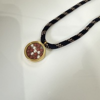 Accessoires : Collier avec pendentif médaillon en verre, breloque en paracorde, en acier inoxydable