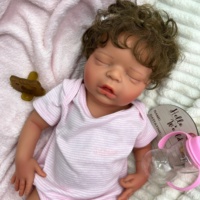 45cm Kuschelige Silikon-Reborn-Puppe mit Weicher Haut und Lockigem Haar - Süßes Baby für Emotionale Begleitung & Unterstützung der Mentalen Gesundheit