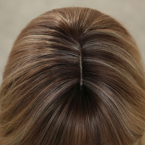 Parrucca lunga riccia da donna da 28 pollici con stile in platino dai toni gialli con frangia in fibra sintetica resistente al calore naturale - Product Image 6