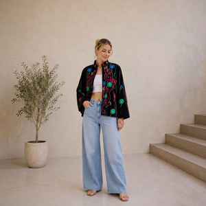 Chaqueta de terciopelo bordada a mano con apariencia bohemia contemporánea, estilo suzani, multicolor, con motivos florales, arte folclórico indio, abrigo tipo blazer de invierno. - Product Image 1
