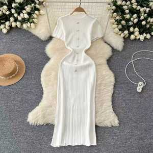 Robe longue décontractée en maille naturelle unie à manches courtes et coupe ajustée pour femme, modèle I-0619, collection été haut de gamme - Product Image 4