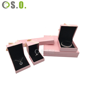 Boîte à bijoux en papier imitation cuir rose durable avec nœud papillon et intérieur en velours pour tous types de bijoux - Product Image 2