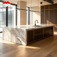 Dalle de porcelaine pleine masse effet Calacatta Gold artificiel, polie et finition mate, 1600x3200x12mm, pour revêtements muraux et de sol