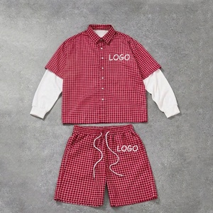 Completo a Quadri Personalizzato da Uomo, Set Due Pezzi Oversize con <span class=keywords><strong>Camicia</strong></span> <span class=keywords><strong>Rossa</strong></span> a Quadri a Maniche Corte e Top a Maniche Lunghe Stratificato, <span class=keywords><strong>Outfit</strong></span> Streetwear con Pantaloncini - Product Image 1
