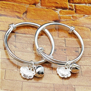 HY 2 Piezas Brazalete Infantil con Campana Pequeña Plateada con la Frase 'Alguien Me Ama' - Product Image 2