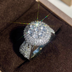 Anello di Fidanzamento e Matrimonio di Lusso con Pavé di Diamanti per Donne, Elegante Gioiello Scintillante - Product Image 5