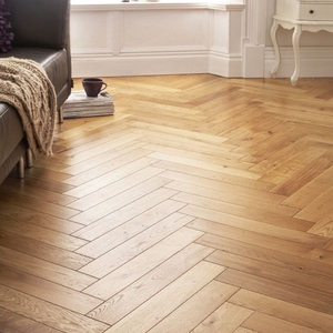 Parquet en chêne européen vieilli à trois couches, qualité ABC, préfini, à rainures et languettes, 20 mm, chevrons, pour salon, conforme RoHS - Product Image 1