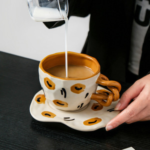 Juego <span class=keywords><strong>de</strong></span> Tazas <span class=keywords><strong>de</strong></span> Café <span class=keywords><strong>de</strong></span> Cerámica <span class=keywords><strong>de</strong></span> Diseño Novedoso y Elegante <span class=keywords><strong>de</strong></span> 260 ml con Platillo, Taza <span class=keywords><strong>de</strong></span> Cerámica Hecha a Mano para Café y <span class=keywords><strong>Leche</strong></span> con Asa Retorcida - Product Image 2