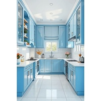 Meubles de cuisine bleus sur mesure, finition laquée moderne, îlots brillants, évier en résine de marbre, projet de construction de villa