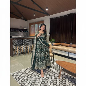 Hermoso vestido de fiesta de noche Anarkali con elegante Pent Dupatta elegante para ocasiones especiales - Product Image 1