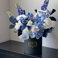 Coffret Saint-Valentin : Bouquet de fleurs fraîches en seau, deux roses rouges, noir, blanc, argent, style anglais, pour l'amour et les étreintes, vente en gros