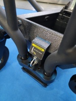 Machine à résistance magnétique professionnelle avec plaques de charge pour l'entraînement explosif de la puissance de traction et de poussée, dotée de roues pivotantes et d'un écran LCD