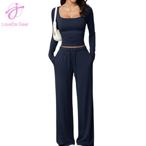 Loveda Set Estivo da Donna Personalizzabile con Logo, Top a Maniche Lunghe con Scollo Quadrato e Pantaloni a Vita Elastica in Tinta Unita - Product Image 4