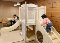 Équipement de jeu intérieur en bois neutre pour enfants, maisonnette interactive sensorielle avec toboggan et fenêtre pour jeux de rôle, idéale pour les cafés ludiques, centres commerciaux et écoles