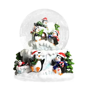 Bolas de nieve de cristal de Navidad de resina hechas a medida, globo de nieve de pingüino con música, globo de nieve de cristal ligero