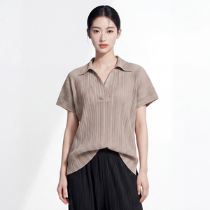 Camiseta Básica Minimalista de Chifón con Cuello en V a Rayas, Plisado Miyake Elegante, Manga Corta Holgada, para el Día a Día de Mujer - Product Image 1