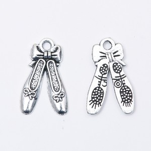 Abalorios de aleación de zinc con diseño de <span class=keywords><strong>zapatillas</strong></span> de <span class=keywords><strong>ballet</strong></span> con lazo y grabado para pulseras de recital de danza - Product Image 3