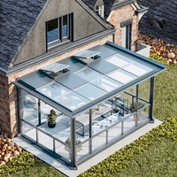Verrière design moderne 4 saisons avec structure en aluminium et verre, toit préfabriqué et triangulaire, idéale pour hôtel