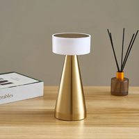 Lampe de table LED moderne en métal avec batterie rechargeable, variateur d'intensité, ambiance portable, tactile et pratique pour une utilisation sur bureau