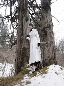 Abrigo de Invierno Elegante para Mujer, Diseño de Alta Costura, Abrigo Cruzado de Veloura con Cuello Vuelto, de WhiteAnt Vietnam - Product Image 5