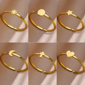 Cincin pasangan baja tahan karat pria dan wanita, perhiasan cincin lintas hati geometris berlapis emas n24088