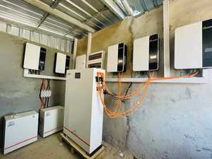 Inversor Solar Growatt SPF 5000ES Lite de 5000W, Monofásico, 60Hz, para Sistemas Aislados, Almacenamiento de Energía Doméstica, 93% de Eficiencia, 48VDC AC, en Stock - Product Image 3