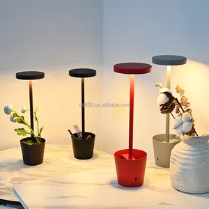 Lampada da tavolo a led con controllo tattile in metallo colorato di nuovo design di fabbrica con ricarica usb per caricabatterie wireless