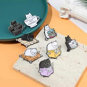 Güzel kediler Pin özel yaramaz uykulu siyah yavru broş çanta yaka rozeti Kawaii yumuşak emaye iğne gemi hazır - Product Image 4