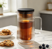 Carafe à eau en verre borosilicate à double paroi, avec intérieur nervuré ambré, couvercle noir et poignée, pour jus et thé glacé