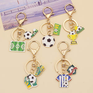Porte-clés en alliage métallique avec logo d'équipe de football miniature, décoration de sac à dos, souvenir, porte-clés créatif pour étudiant, pour les fans de sport - Product Image 1