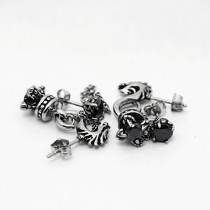 Boucles d'oreilles à double perçage Yunnique, design dragon noir et blanc, en acier titane, bijoux de fête - Product Image 1