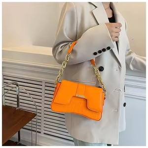 THK0036 Sac à bandoulière simple tendance avec chaîne pour femmes Sac à main PU solide avec fermeture à glissière Petit sac carré - Product Image 2