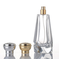 Flacon de parfum de luxe carré en verre transparent avec base à facettes et pulvérisateur à pompe - Capacité 100 ml, MOQ 100 pièces en boîte