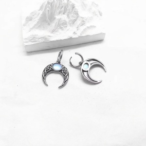 Boucles d'oreilles créoles en acier inoxydable, motif croissant de lune celtique, style gothique viking, bijoux argentés avec gemme bleue, accessoire unisexe Witchcore - Product Image 2