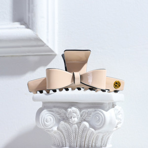 Pince à cheveux en forme de nœud en acétate bicolore noir et beige, pince crabe pour femme, accessoire de coiffure à usage quotidien, style adhérent - Product Image 4