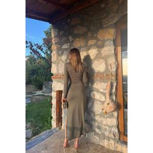 Robe pull moulante froncée kaki pour femme, col rond, taille naturelle, respirante, vente en gros - Product Image 1