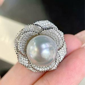 Bague de luxe vintage en diamant, perle d'eau douce naturelle avec un fort éclat blanc, camélia rond, bijoux de luxe légers - Vente en gros - Product Image 3