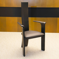 Chaises en bois massif vintage, fauteuils noirs design, adaptés à une utilisation dans la salle à manger et comme mobilier de restaurant