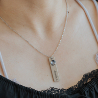 Bonne Vente En Acier Inoxydable Fleur Lettre Pendentif Avec Zircon Collier Logo Personnalisé Barre Verticale Pendentif Collier