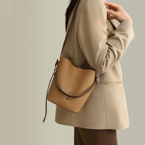Vente directe d'usine sac seau simple en couleurs brun clair et brun foncé avec texture litchi - Product Image 6