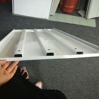 OEM personnalisé 0.75-0.9mm Étagères en acier galvanisé Palette Rack Support Chapeau Canal Rouleau Formant la Machine
