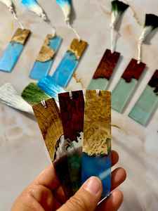 Ajoutez du style à vos moments de lecture avec des marque-pages en résine et en bois, faits à la main avec soin. - Product Image 5