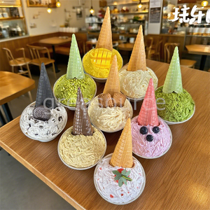 Modèle de crème glacée exquis, coupe et cornet croustillants, saveur réaliste, garni de biscuits, fruits et chocolat, pour présentation en pâtisserie - Product Image 6