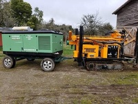 Machine de forage de puits d'eau rotative sur chenilles diesel Hengwang à prix abordable avec pompe, profondeur de forage maximale de 180 m