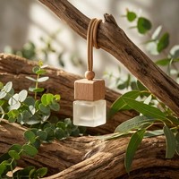 Diffuseur de voiture suspendu de luxe OEM avec logo personnalisé, flacon de parfum en verre dépoli 8ml 10ml, bouchon cube en bois, désodorisant d'ambiance aux huiles essentielles