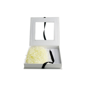 Caja de Regalo de Lujo Personalizada de Cartón Rígido con Ventana Transparente y Laminado Mate para Calcetines de Recién Nacido - Product Image 5