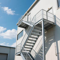 Escalier extérieur moderne en acier avec marches grillagées et plateforme d'entrée pour cour résidentielle – Durable et sur mesure