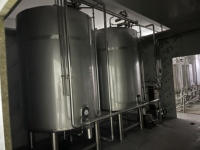 Complete automatische kokoswater- en sapverwerkingslijn met sapcentrifuge en 100% kokoswater vulmachine