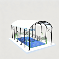 Installation de padel extérieure commerciale avec système de toiture complet, structure en acier sur mesure et enceinte en verre trempé